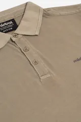 Remera polo azul con logo estampado en el pecho, corte regular y cuello clásico.
