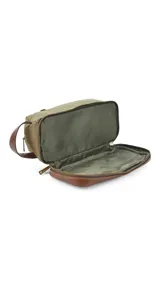 Neceser de tela canvas color verde oliva con detalles en cuero marrón oscuro. Presenta un asa de mano lateral de cuero y cierres metálicos. Posee un bolsillo frontal con cierre y un bolsillo adicional en la base con cierre.