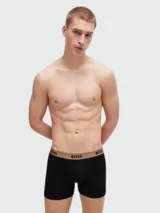 Bóxer negro de corte trunk con cintura elástica color beige y logo de la marca BOSS en marrón.