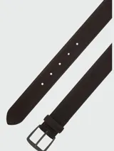 Cinturón BOSS de gamuza color marrón, con hebilla metálica oscura y presilla a juego.