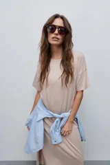 Vestido midi negro de algodón con calce relajado, silueta recta, cuello redondo, mangas cortas amplias y tajos laterales.