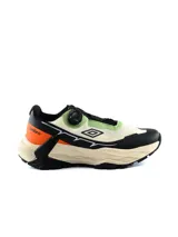 Championes Umbro modelo Numa para hombre, con diseño todoterreno en color beige, negro, detalles en naranja y verde claro, y suela chunky con buen agarre.