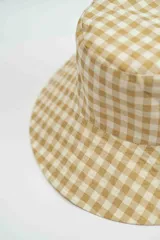 Gorro tipo bucket con estampado de cuadros vichy en tonos verde y beige.