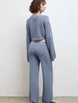 Pantalón de punto color negro, de corte recto y tiro medio, con cintura elástica y diseño de pierna ancha.