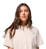 Camisa de manga corta Columbia modelo Tamiami II, color beige, con cuello clásico, cierre frontal de botones y bolsillo en el pecho con logo de la marca. Presenta aberturas de ventilación en la espalda y tejido técnico ligero.