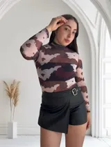 Body de tul traslúcido con estampado abstracto en tonos marrones, beige y blanco.