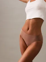 Bombacha color marrón claro de microfibra suave, con cintura elástica y logo tonal de Calvin Klein.