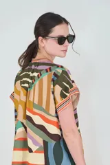 Túnica larga de algodón ligero con estampado geométrico de rayas multicolor, cuello mao, cierre frontal parcial con botones y aberturas laterales con botones.
