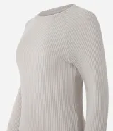 Blusa slim de tejido acanalado con cuello redondo y mangas largas con sisa raglán. Presenta una textura suave y diseño liso.