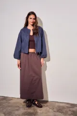 Campera bomber de algodón color azul, con diseño de bordado floral en tono sobre tono, cierre frontal y mangas largas con puños elásticos.