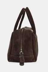Bolso tipo bowling de piel vuelta, color marrón, con doble asa de mano y cierre de doble cremallera.