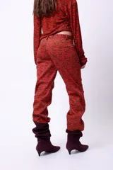 Pantalón recto con estampado abstracto en tonos marrones y negros, tiro medio.