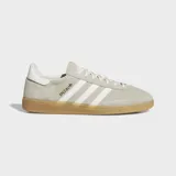 Championes Adidas Handball Spezial de ante vacuno en color beige, con las clásicas tres tiras laterales en blanco, suela de goma color caramelo y detalles dorados con el nombre del modelo en el lateral.