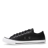 Championes Converse modelo Chuck Taylor All Star de corte bajo, confeccionados en cuero negro con textura granulada. Presentan puntera de goma blanca, ojales metálicos y suela de goma vulcanizada con franja negra decorativa.