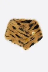 Cuello de pelo sintético con estampado animal print, de textura suave y cierre frontal con botones decorativos.