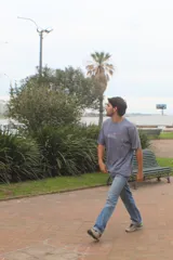 Remera gris de corte recto confeccionada en algodón peinado. Presenta estampa en la espalda con diseño floral y la frase "Más flores, menos drama".