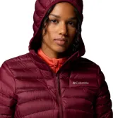Campera puffer con capucha, color bordó, con cierre frontal completo, bolsillos laterales con cierre y tecnología Omni-Shield que repele la humedad. Cuenta con aislamiento de plumón de 700 cuins, protección en la barbilla y dobladillo ajustable.