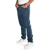 Jeans de hombre color azul medio lavado, corte slim a través de la pierna, con cierre de cremallera y botón con logo CAT. Presenta diseño de cinco bolsillos con remaches y parches con logo CAT.