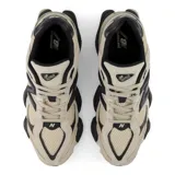 Championes New Balance modelo 9060, de diseño chunky en tonos gris y beige, con detalles en negro y la característica 'N' en el lateral.
