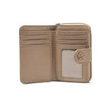 Billetera de tamaño mediano confeccionada en material símil cuero con textura granulada. Presenta un cierre perimetral y una solapa frontal con broche a presión decorada con una flor en relieve y el logo metálico de la marca.