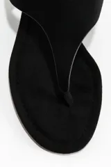 Sandalias negras de dedo con acabado suave, tira fina en el empeine, punta oblicua y taco kitten.