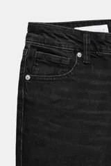 Jeans de tiro bajo y diseño bootcut, con efecto lavado, trabillas y cinco bolsillos clásicos. Cuenta con cierre frontal de cremallera y botón metálico.