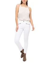 Jeans skinny de tiro medio color blanco, con cierre frontal, bolsillos delanteros con cierre y ruedo desflecado.