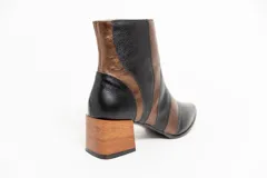 Botas cortas de cuero color dorado y plateado, con taco cuadrado de madera.