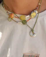 Collar corto de cuentas de colores con dije de pez de cerámica, piedras naturales y detalles en plata 925.