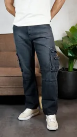 Pantalón cargo de denim en color negro lavado, con corte recto y bolsillos laterales tipo cargo con solapa.
