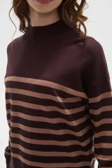 Polera de punto con diseño a rayas horizontales en contraste, cuello alto y mangas largas con puños ajustados.