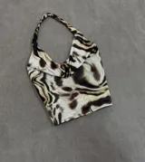 Top halter con estampado animal print en tonos marrones y negros.