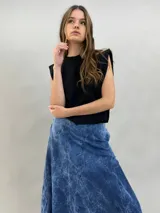 Falda larga de jean denim con efecto de lavado ácido y diseño de paneles geométricos cosidos. Presenta cintura alta, cierre lateral invisible y bolsillos ocultos, con un corte acampanado que aporta volumen y movimiento.