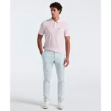 Chomba manga corta color rosa claro, con cuello clásico y tapeta de dos botones. Tiene un bolsillo de parche en el pecho con el logo bordado de la marca. El cuello y los puños tienen un ribete blanco en contraste.