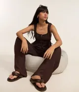 Pantalón recto de tiro medio, confeccionado en viscosa texturizada color bordó. Presenta cintura elástica con lazo ajustable y diseño de pierna recta y fluida.
