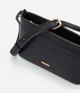 Bolsa bandolera de estructura firme en color marrón oscuro, con cierre de cremallera metálica y correa larga ajustable con hebilla.