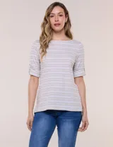 Remera de algodón a rayas horizontales beige y blancas, de corte recto, escote bote y mangas cortas con presilla y botón decorativo.