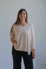 Sweater de punto en color crudo, con escote en V, mangas tres cuartos con puños acanalados y diseño holgado.