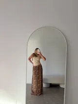 Pollera larga de corte recto con estampado animal print en tonos marrones y negros. Confeccionada en una mezcla de algodón y viscosa, presenta una caída fluida y elegante.