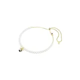 Gargantilla de la colección Idyllia con cadena ajustable en tono oro, compuesta por una hilera de perlas de cristal blancas y un dije central en forma de abeja decorado con cristales transparentes y detalles en negro y amarillo.