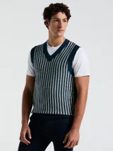 Chaleco de punto con escote en V, color azul marino con rayas verticales blancas y logo bordado en el pecho.