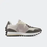 Championes New Balance modelo 327, inspirados en el running de los años 70. Diseño en tonos gris, blanco y beige, con capellada de cuero y nylon, la característica 'N' sobredimensionada en el lateral y suela con relieve de inspiración trail.