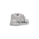 Championes Off-White tipo sneakers, color gris con efecto envejecido, con cordones y la frase "FOR WALKING" estampada en el lateral.