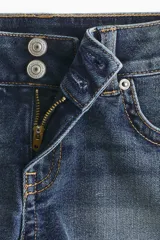Minishorts de denim de corte ajustado y tiro bajo, con cinco bolsillos, cierre de doble botón y bolsillo monedero con solapa.