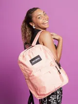 Mochila clásica de color salmón con parche frontal de la marca Terrano. Presenta un compartimento principal con cierre, un amplio bolsillo frontal con cremallera, bolsillos laterales y un compartimento interno acolchado para notebook. Fabricada en nylon resistente con correas ajustables.