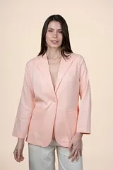 Blazer de lino y viscosa color salmón, de calce relajado, con solapa clásica, cierre de un botón y bolsillos delanteros ribeteados.