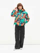 Campera puffer corta con estampado abstracto en tonos verde, naranja y azul. Tiene cuello alto, cierre frontal con cremallera y bolsillos laterales.