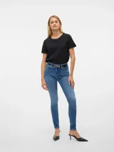 Remera de algodón orgánico con cuello redondo y mangas cortas, de calce regular.