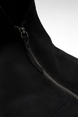 Bolso tote de ante suave, de cuerpo blando estilo hobo, con asa larga para el hombro y cierre superior con cremallera.