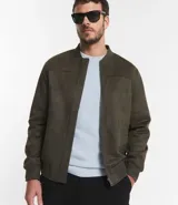 Chaqueta bomber azul marino lisa, con cierre frontal, cuello redondo y bolsillos laterales.